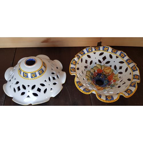 Candelabro de borde ondulado fondo blanco calado. Cerámica Vietri pintada a mano.