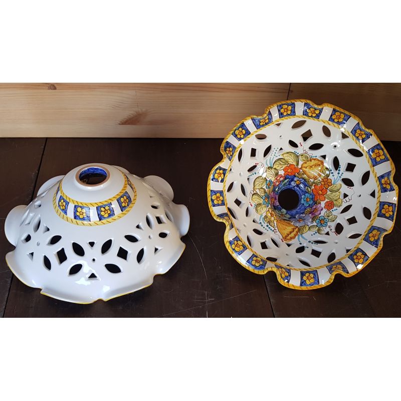 Candelabro de borde ondulado fondo blanco...