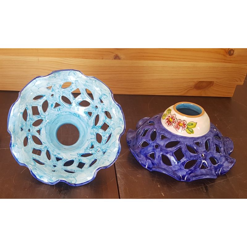 Lampadario bordo ondulato fondo traforato. Ceramica di Vietri dipinta a  mano.