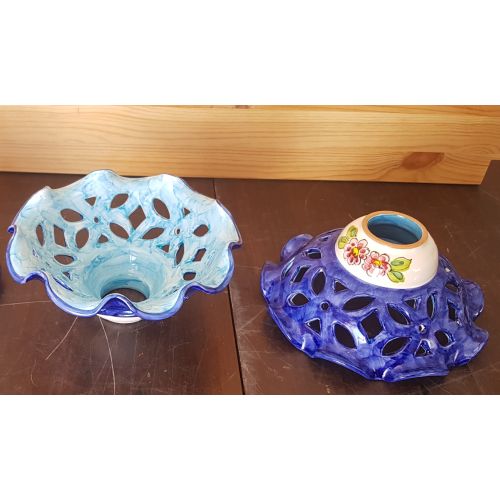 Lampadario bordo ondulato fondo traforato. Ceramica di Vietri dipinta a  mano.