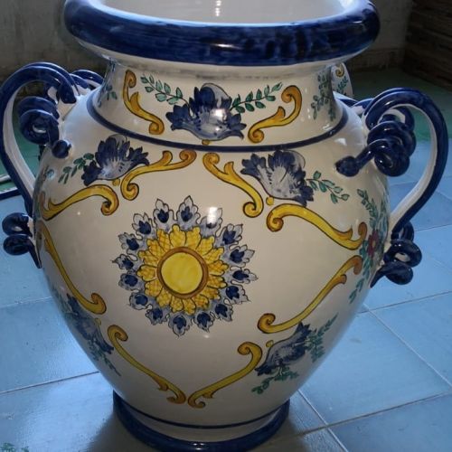 Orcio manici a serpente fondo bianco. Ceramica di Vietri dipinto a mano.