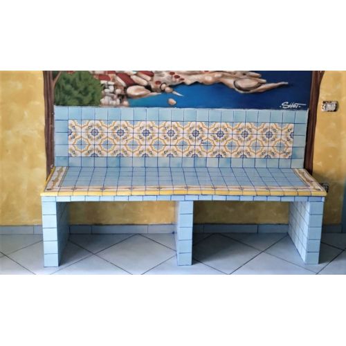 Banco de azulejos cuadrados pintados a mano en ceramica vietrese .