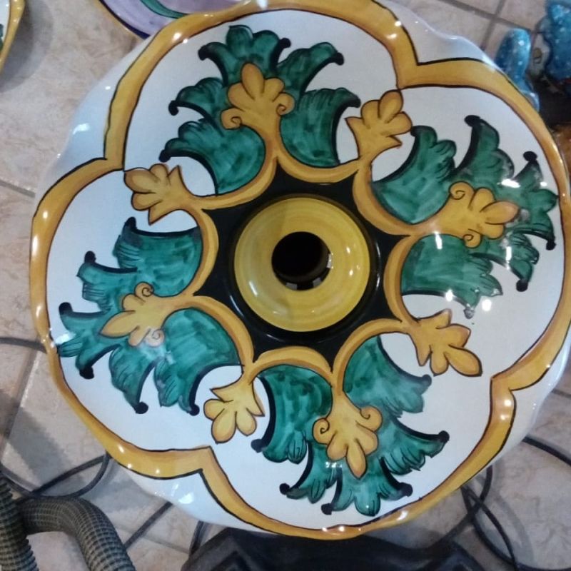 Lampadario bordo ondulato fondo bianco decoro verde ramina. Ceramica di Vietri dipinta a  mano.