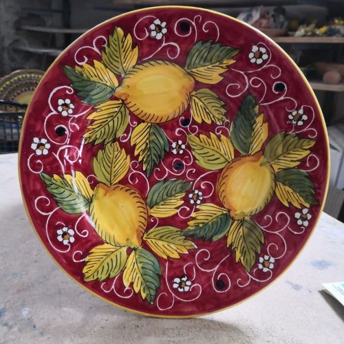Piatto linea top decoro limoni fondo rosso vecchio. Ceramica di vietri. disponibili fondi, piani, frutta/dolce o sottopiatto
