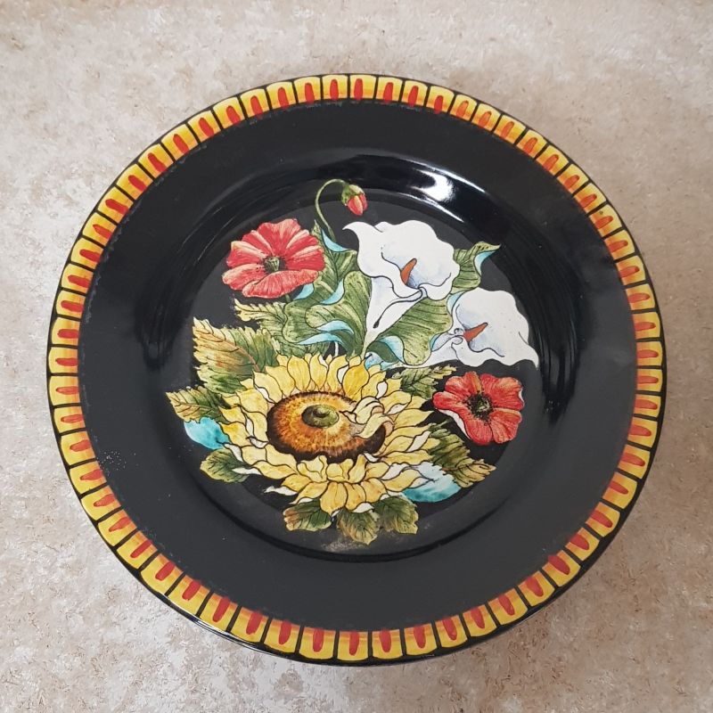 Piatto linea top decoro fiori fondo nero. Ceramica di vietri. disponibili fondi, piani, frutta/dolce o sottopiatto