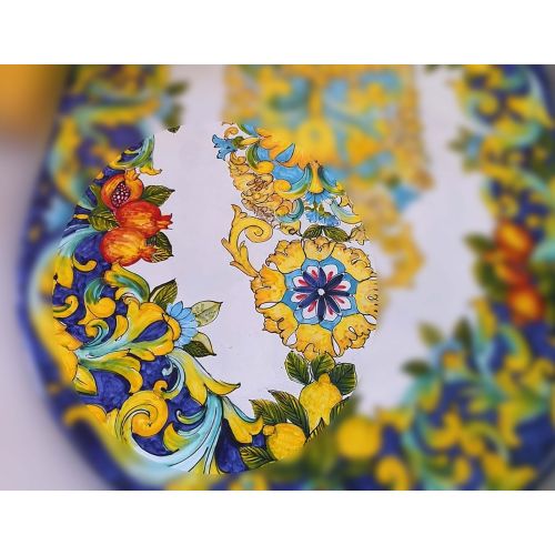 Mesa de piedra volcánica ceramizada. Lauria pintada a mano. Cerámica de Vietri.