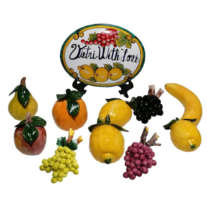 Frutta a rilievo in ceramica vietrese. Dipinto...