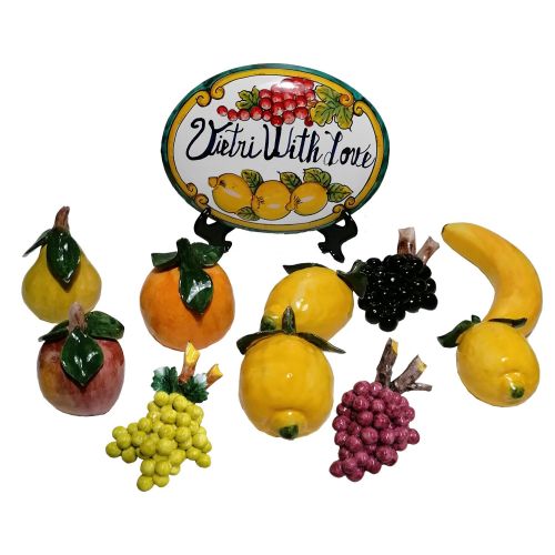 Frutta a rilievo in ceramica vietrese. Dipinto a mano