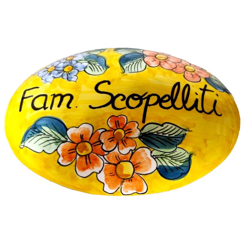 Targa ovale personalizzabile fondo giallo decoro fiori. Ceramica di Vietri dipinta a mano