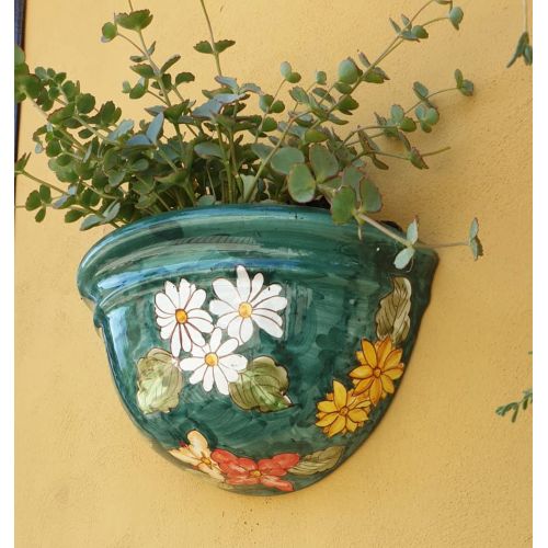 La canasta lisa trae el fondo de la planta verde y flores. Cerámica Vietri pintada a mano.