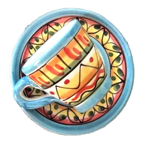 Taza de café con platillo, línea de fondo azul...