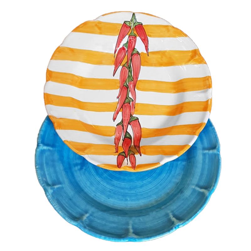 Assiettes en céramique Vietri à rayures et piments, fond bleu clair brossé - Deux assiettes creuses et plates