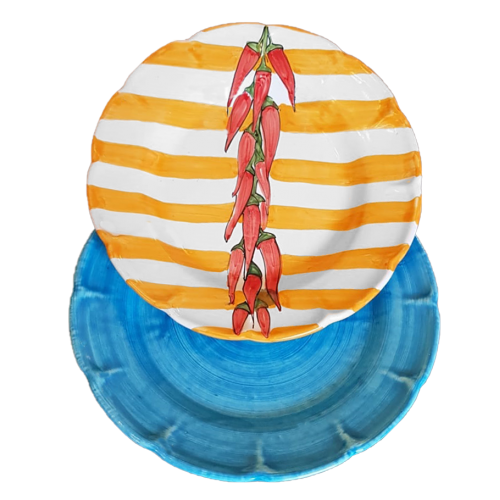 Teller aus Vietri-Keramik mit Streifen- und Chili-Linie, gebürsteter hellblauer Hintergrund - Zwei tiefe und flache Teller