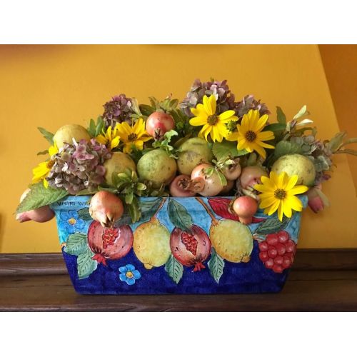Jardinière rectangulaire. Fond vert ramina et bleu avec fruits. Céramique de Vietri. Peinte à la main.