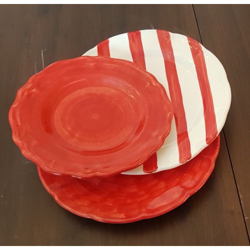 Tris di piatti linea righe e pennellati fondo rosso....