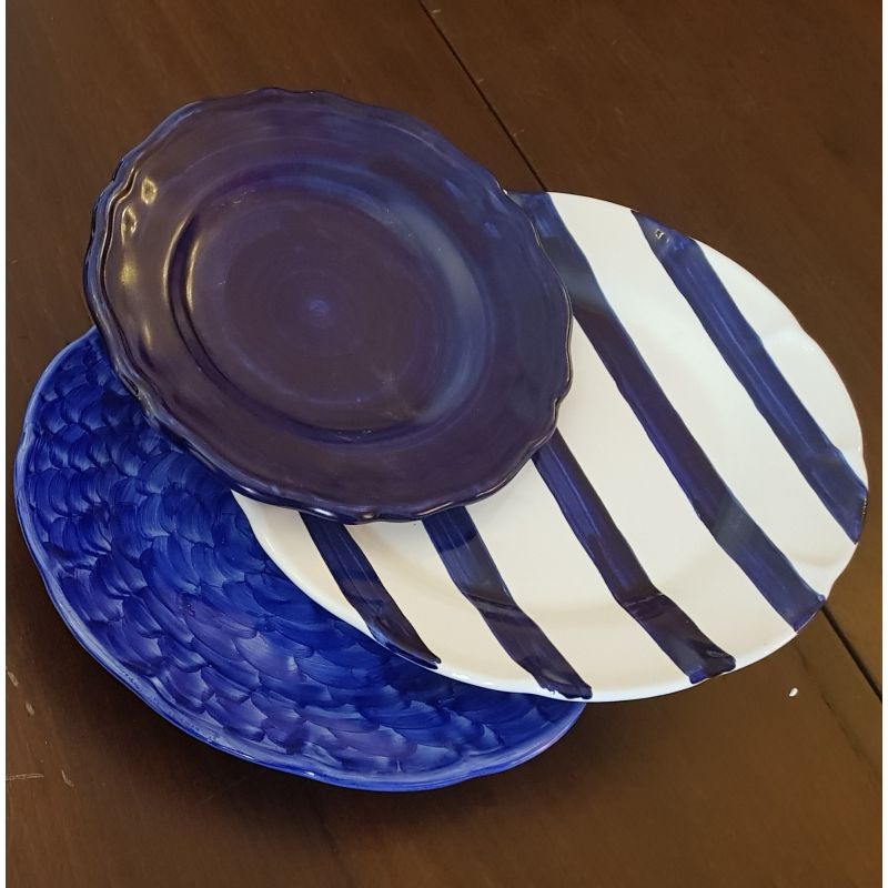 Trío de placas de línea rayadas y pinceladas Fondo azul. Plato plano, fondo y fruta/postre. Cerámica Vietri