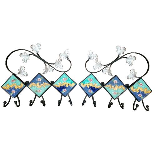 Perchero de hierro forjado a mano con inserciones de azulejos pintados a mano. Cerámica Vietri pintada a mano.