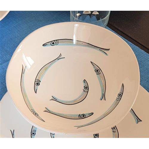 Copa irregular de sardinas línea de fondo blanco. Cerámica Vietri - tazas, tapas de fruta/postre o manteles individuales disponi