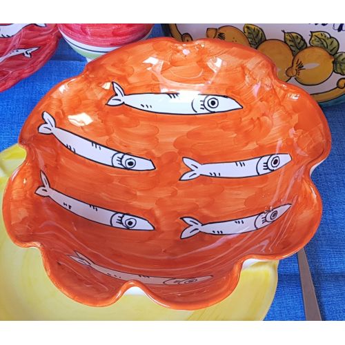 Coppa smerlata linea Sardine fondo arancione. Ceramica di Vietri - disponibili coppe, piani frutta/dessert o sottopiatti