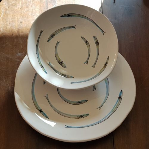 Bis placas irregulares línea sardinas fondo blanco.... 2