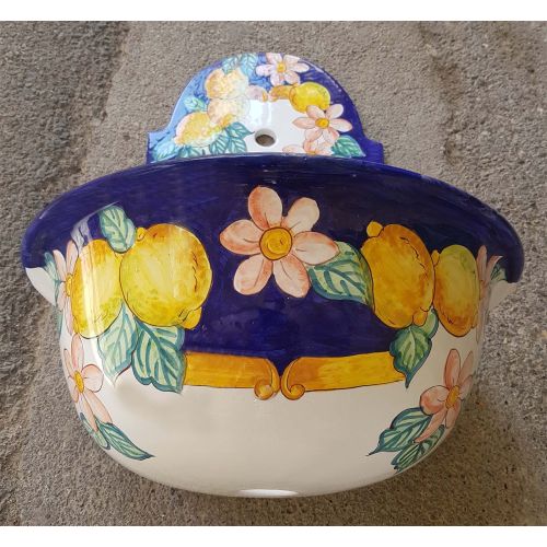 Gartenbrunnen. Blumen und Zitronenlinie. Vietri-Keramik, handbemalt. Handwerkliche Eleganz für deinen Außenbereich.