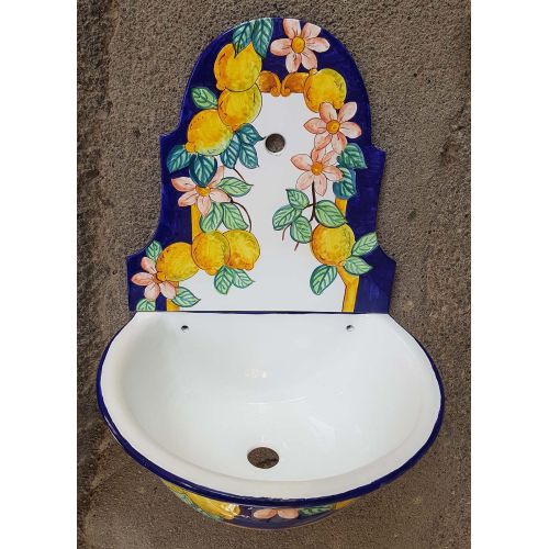 Gartenbrunnen. Blumen und Zitronenlinie. Vietri-Keramik, handbemalt. Handwerkliche Eleganz für deinen Außenbereich.