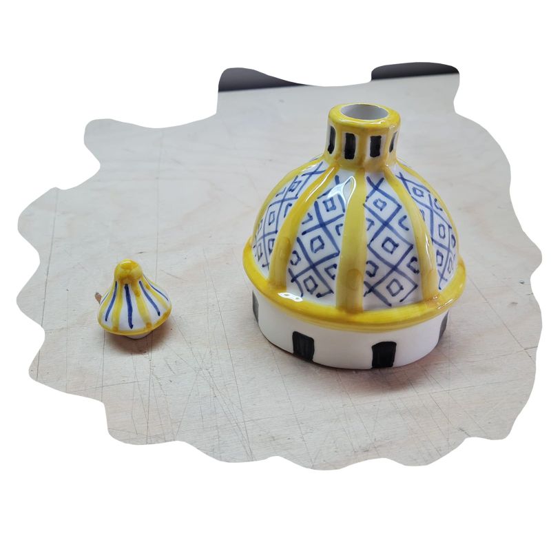 Cúpula Basílica. Cerámica vietri pintada a mano.