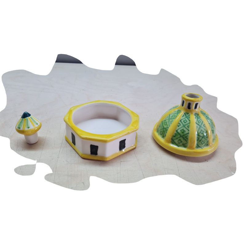 Cúpula Basílica. Cerámica vietri pintada a mano.