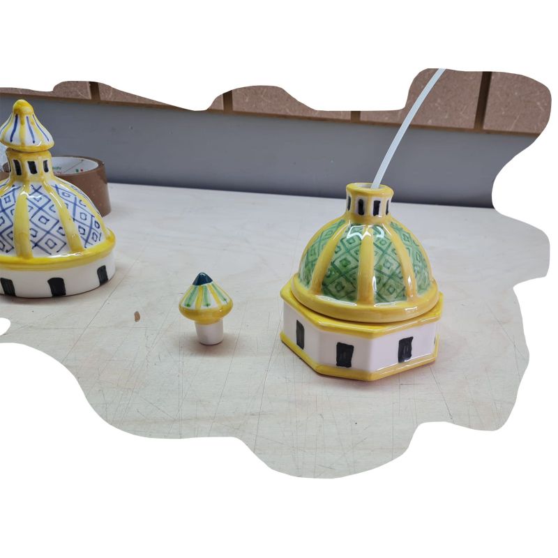 Cúpula Basílica. Cerámica vietri pintada a mano.