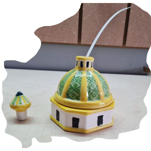 Cúpula Basílica. Cerámica vietri pintada a mano.