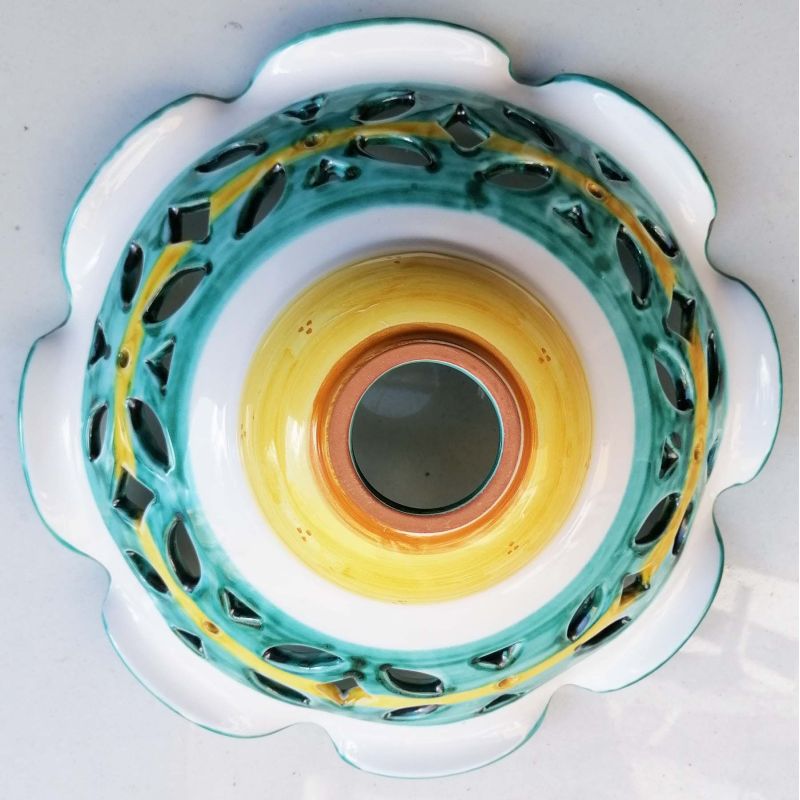 Lampadario bordo ondulato fondo bianco decoro verde ramina. Ceramica di Vietri dipinta a  mano.