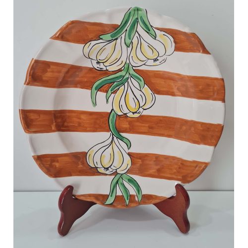 Gestreifter Teller mit Knoblauchmotiv. Keramik aus Vietri. Erhältlich als Suppen-, Speise-, Dessert- und Platzteller.