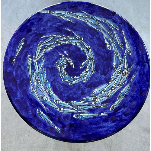 Mesa de piedra volcánica ceramizada. Peces sobre azul. Pintada a mano. Cerámica de Vietri.