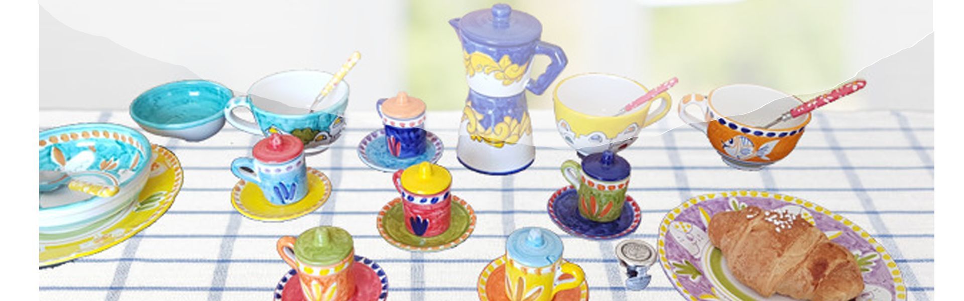 Tasses, plateaux, soucoupes