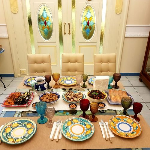 Sur la table et dans la cuisine